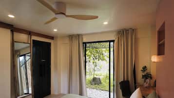 Vila, 1 Tempat Tidur King, AC, pemandangan sungai | Minibar, meja kerja, ruang kerja ramah laptop, dan Wi-Fi gratis