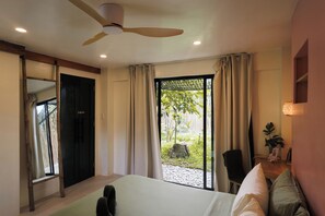 Biệt thự, 1 giường cỡ king, máy điều hòa, quang cảnh sông | Minibar, bàn, khu vực làm việc phù hợp cho laptop 