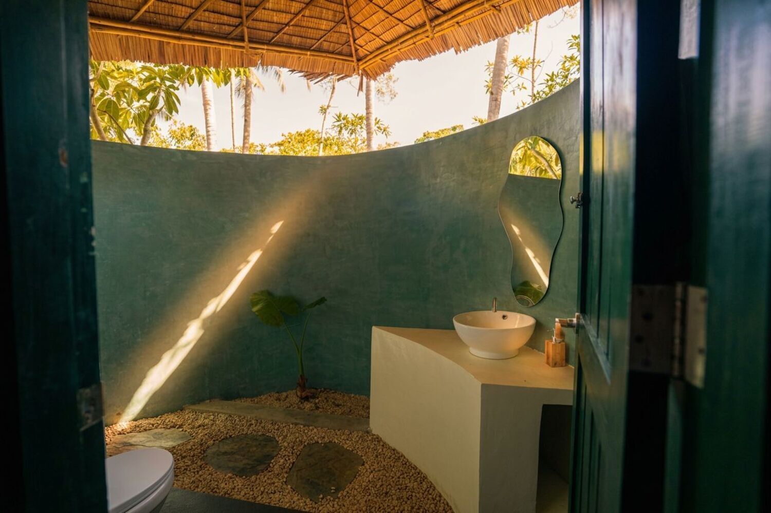 Vila, 1 Tempat Tidur King, AC, pemandangan sungai | Kamar mandi | Shower, perlengkapan mandi gratis, sabun, dan sampo