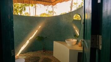 Vila, 1 Tempat Tidur King, AC, pemandangan sungai | Kamar mandi | Shower, perlengkapan mandi gratis, sabun, dan sampo