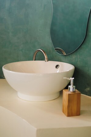 Villa, 1 cama King size, aire acondicionado, vista al río | Baño | Regadera, amenidades de baño gratuitas, jabón, shampoo 