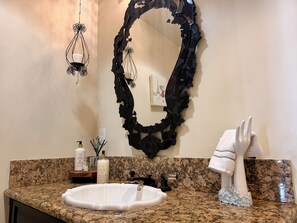 Haartrockner, Handtücher, Seife, Toilettenpapier