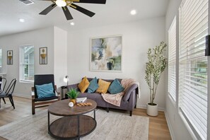 House | 4 bedrooms - Minutes to Downtown Spacious 4BR 3BA Historic Gem (San Antonio)