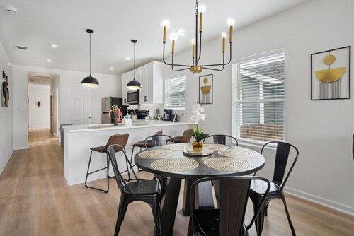 Minutes to Downtown Spacious 4BR 3BA Historic Gem