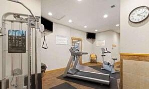 Ein Fitnessstudio mit Laufbändern, Ergometer und Krafttrainingsgeräten.