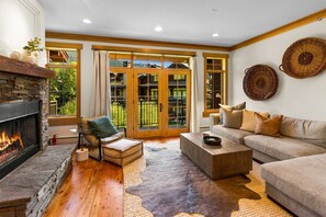 Smart TV, fireplace, offices - Modern Big Sky Retreat  | Hot tub + Shared Pool (Big Sky)
