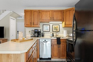 Een koelkast, een magnetron, een oven, een kookplaat