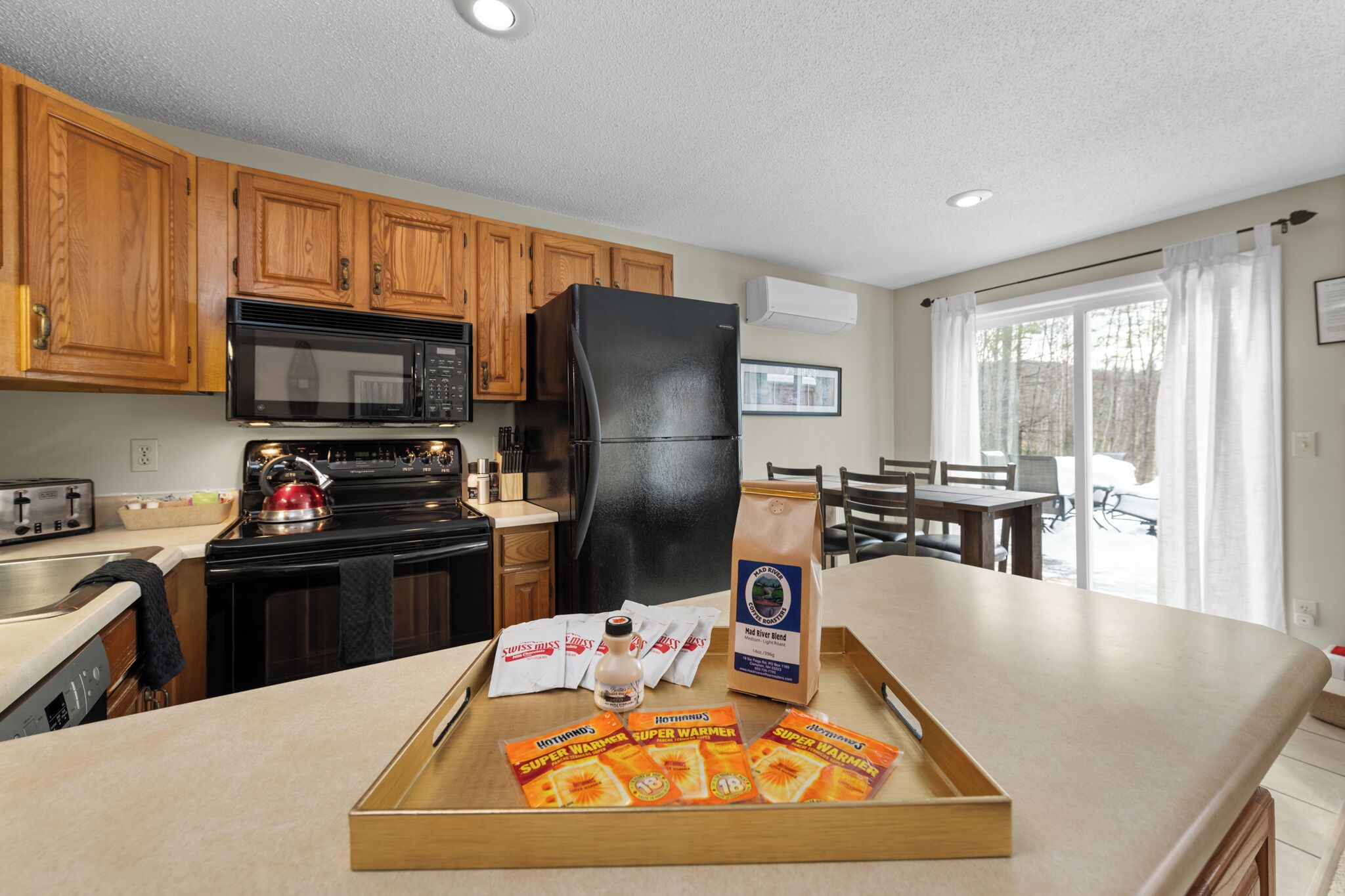 Réfrigérateur, four à micro-ondes, un four, surface de cuisson