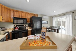 Een koelkast, een magnetron, een oven, een kookplaat