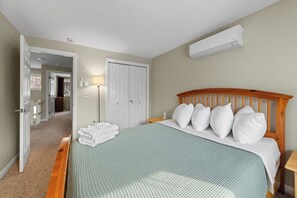 3 bedrooms, free WiFi, bed sheets - Cozy Retreat with Private Hot Tub (Campton)