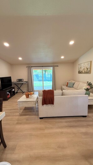 Living area - Cline Falls Retreat - 9 min to RDM Airport & Fair (Redmond)