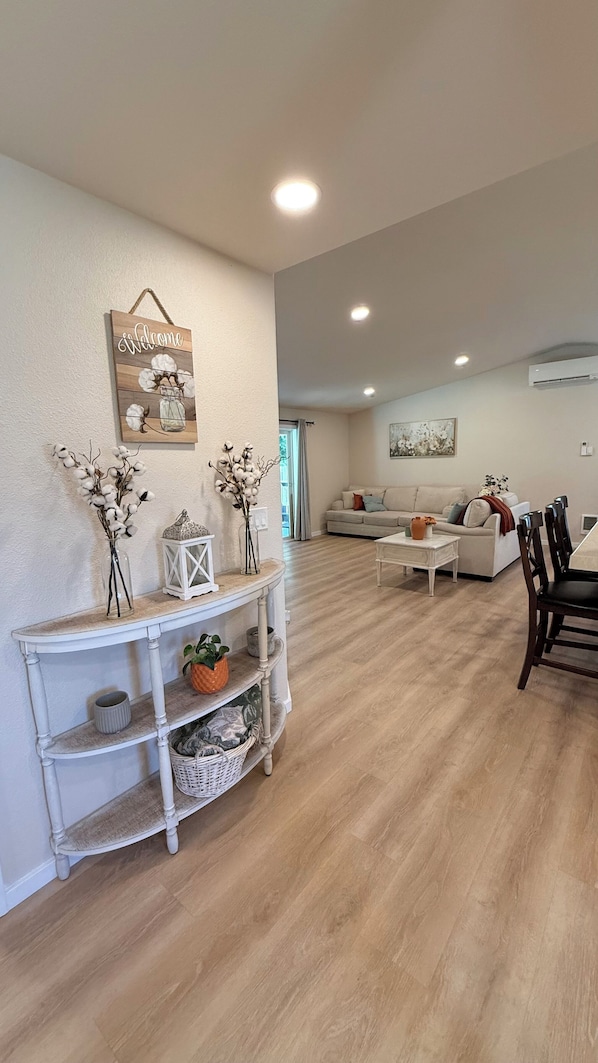 Living area - Cline Falls Retreat - 9 min to RDM Airport & Fair (Redmond)