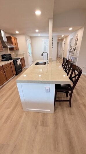 Fridge, microwave, oven, stovetop - Cline Falls Retreat - 9 min to RDM Airport & Fair (Redmond)