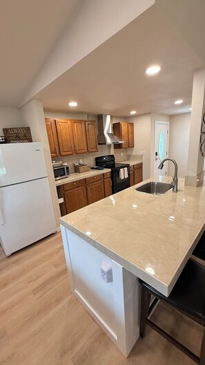 Private kitchen - Cline Falls Retreat - 9 min to RDM Airport & Fair (Redmond)