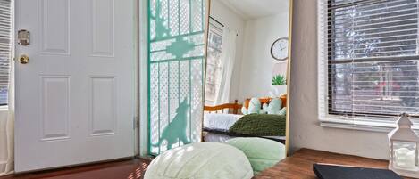 1 habitación, tabla de planchar con plancha, cuna de viaje y wifi