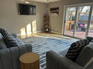 Living area - Charming 4-bedroom 2.5 Bath one level house with garage 7 miles from NRG stadium (Houston)