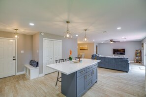 Interior - Charming 4-bedroom 2.5 Bath one level house with garage 7 miles from NRG stadium (Houston)