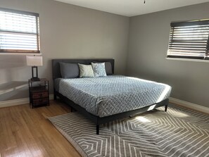 Iron/ironing board, WiFi, bed sheets - Charming 4-bedroom 2.5 Bath one level house with garage 7 miles from NRG stadium (Houston)