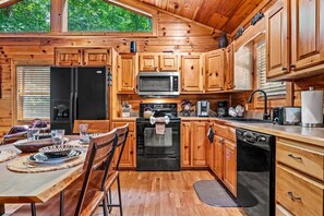 Fridge, microwave, oven, stovetop - Your Sanctuary in the Smokies awaits! (Sevierville)