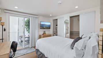 Een bureau, een strijkplank/strijkijzer, reisbedje, wifi