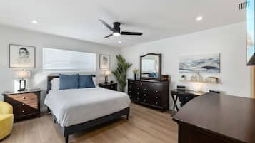 Escritorio, tabla de planchar con plancha, cuna de viaje y wifi