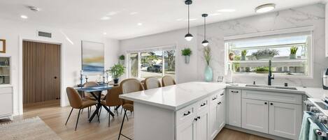 Geladeira, micro-ondas, fogão, cooktop