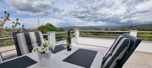 Outdoor dining - Villa Kasandra - Apartment with balcony and roof terrace (Kaštel)