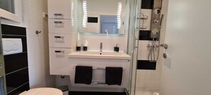 Shower, hair dryer, towels, soap - Villa Kasandra - Apartment with balcony and roof terrace (Kaštel)