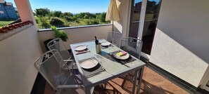 Outdoor dining - Villa Kasandra - Apartment with balcony and roof terrace (Kaštel)