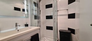 Shower, hair dryer, towels, soap - Villa Kasandra - Apartment with balcony and roof terrace (Kaštel)