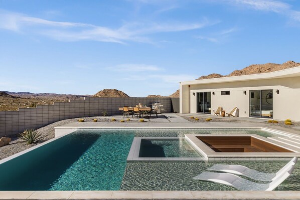 Lämmitetty uima-allas