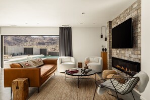 Älytelevisio, takka, kirjoja