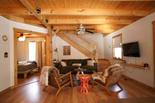 Ohana Cabin. 10 min from Sunday river on 5 acres. Dog friendly