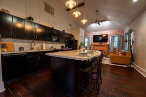 Jääkaappi, mikroaaltouuni, uuni, liesi