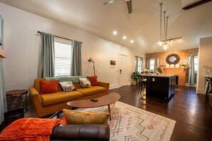 Televisión, chimenea, libros