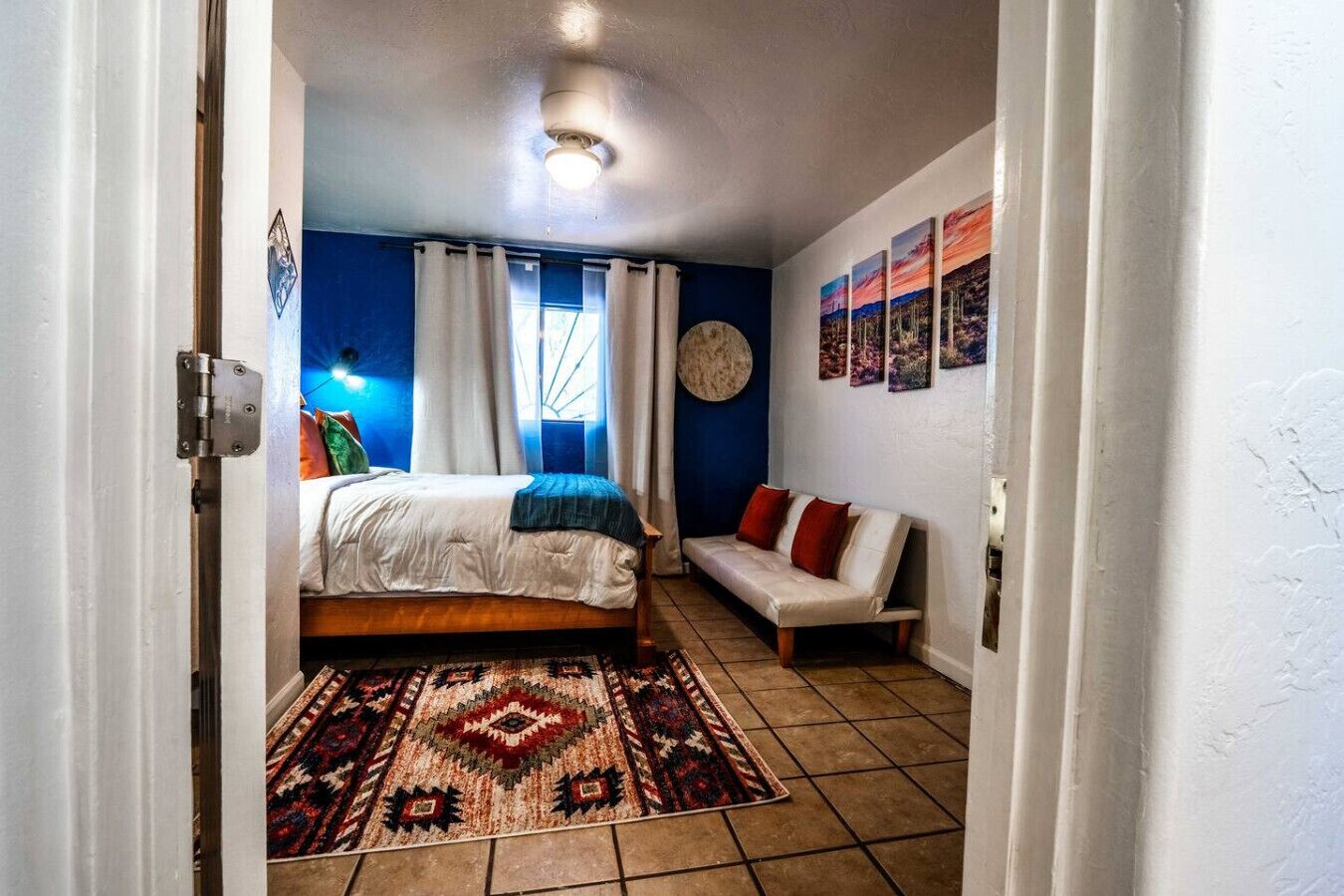 Skrivebord, strykejern/-brett, reiseseng for barn og wi-fi