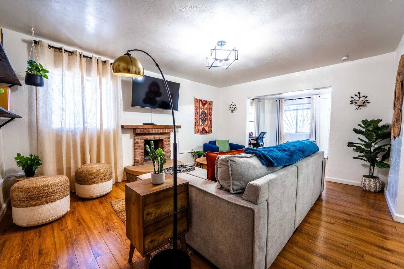 Televisión y chimenea 