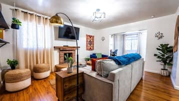 Televisión y chimenea