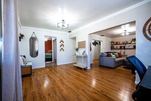 Escritorio, tabla de planchar con plancha, cuna de viaje y wifi 