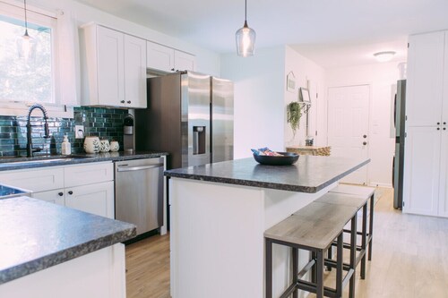 Lutz Lane Hideaway| 3 Bdrm with huge backyard!