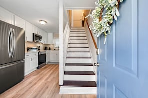 Fridge, microwave, oven, stovetop - The Hay Cottage: Modern Comfort in a Cozy Retreat (Fayetteville)