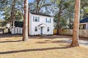 Exterior - The Hay Cottage: Modern Comfort in a Cozy Retreat (Fayetteville)