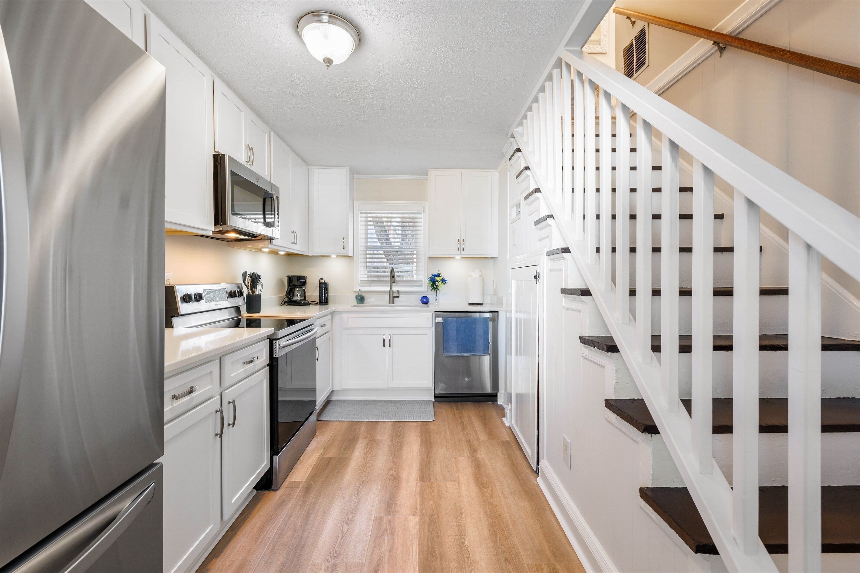 Een koelkast, een microgolfoven, een oven, een kookplaat