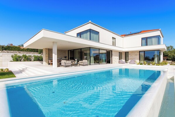 A modern two-story house with a swimming pool, large windows, and a covered patio area. - Villa Lavis (Istria - Sveti Lovreč) (Sveti Lovreč)