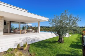 A modern house with a covered patio, outdoor seating, and a swimming pool. - Villa Lavis (Istria - Sveti Lovreč) (Sveti Lovreč)