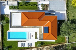 A modern house with a swimming pool, a covered patio, and a well-maintained lawn. - Villa Lavis (Istria - Sveti Lovreč) (Sveti Lovreč)