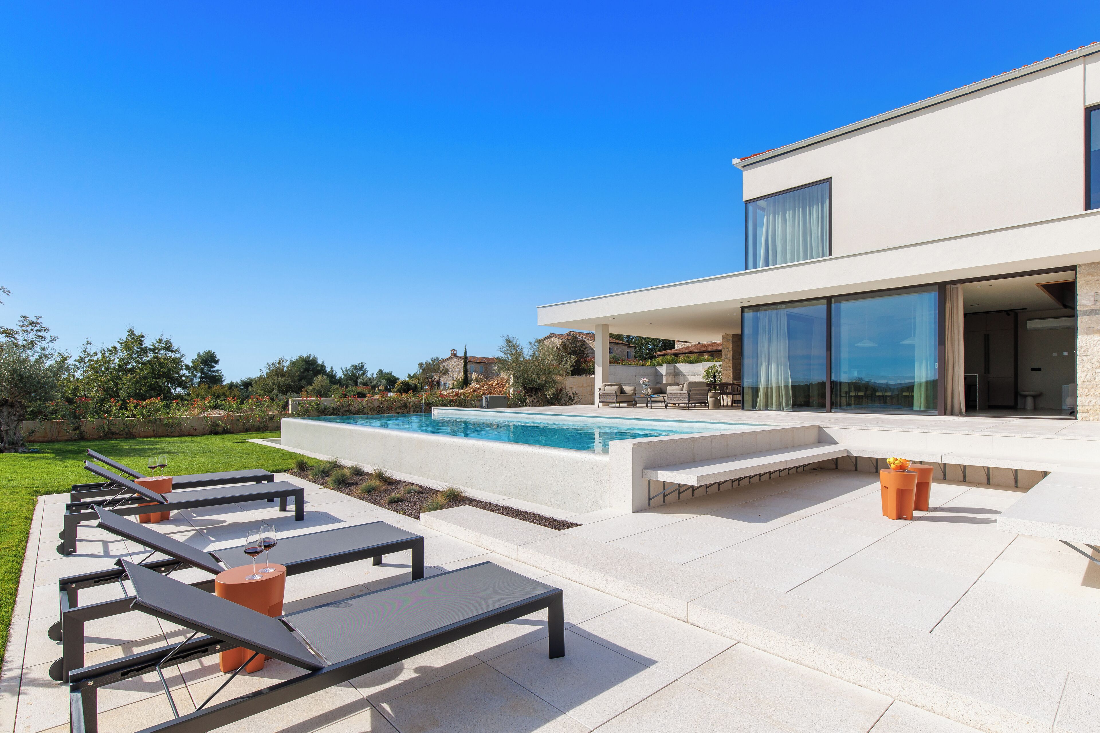 Een verwarmd zwembad