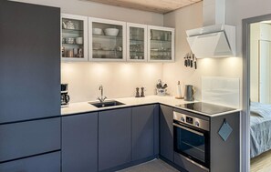 Jääkaappi, liesi, astianpesukone, kahvin-/teenkeitin