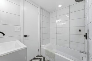 Shower - Cozy 3 Bedroom W/Backyard Near Subway (New York)