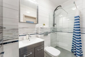Dusche, Haartrockner, Handtücher